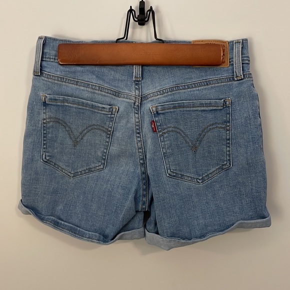 Levi’s Light Wash Mid Rise Mid Length Shorts in Oahu Clouds Size 27 - Picture 7 of 12